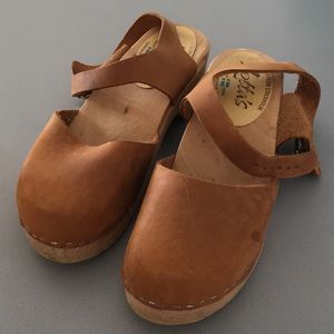 Lottas from Stockholm tan clogs